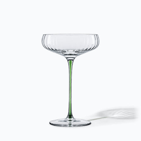 Coupe à champagne Anémone seule sur fond blanc, avec son ombre portée