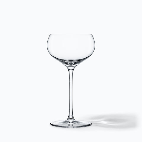 Coupe à cocktail Écume seule sur fond blanc, ombre portée