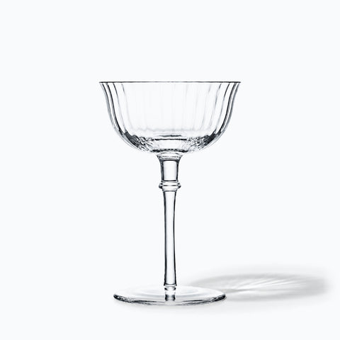 Coupe à cocktail côtelée Éventail seule sur fond blanc, tige fine et pied rond, ombre portée