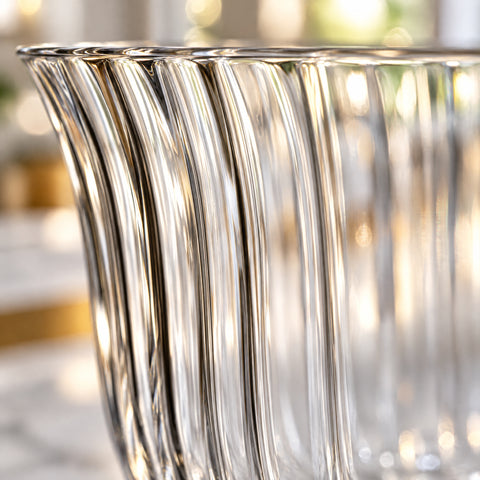 Gros plan des côtes verticales de la coupe à cocktail Arpeggio sous le bord évasé, rétroéclairées en fines lignes claires