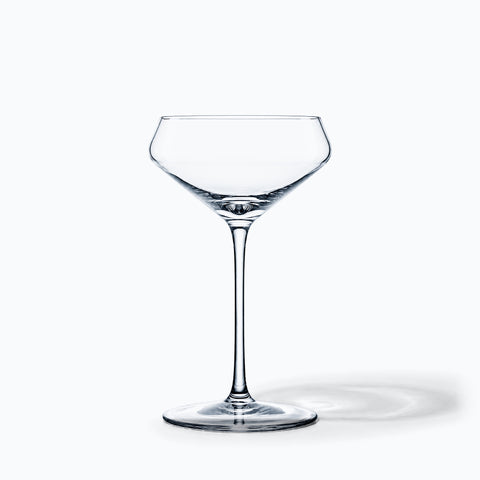 Coupe à cocktail japonaise Apex en cristal transparent, seule sur fond blanc avec ombre portée