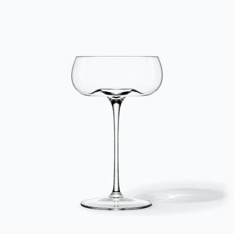Coupe à cocktail Soprano à longue tige seule sur fond blanc, ombre portée