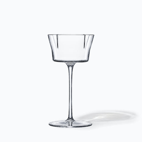Coupe à cocktail Quatrefeuille seule sur fond blanc, ombre portée