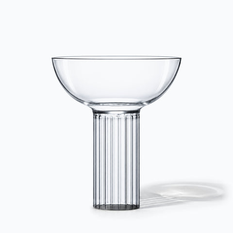 La coupe à champagne Tambour seule sur fond blanc, ombre portée