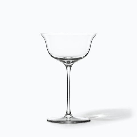 Verre à cocktail Lotus seul sur fond blanc, avec son ombre portée