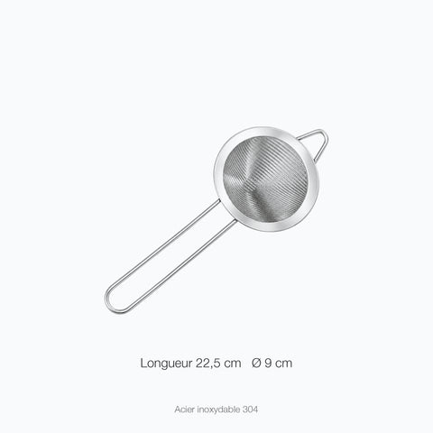 Passoire Maille sur fond clair avec sa cote : diamètre d'ouverture 9 cm, cône de toile métallique et long manche en fil replié
