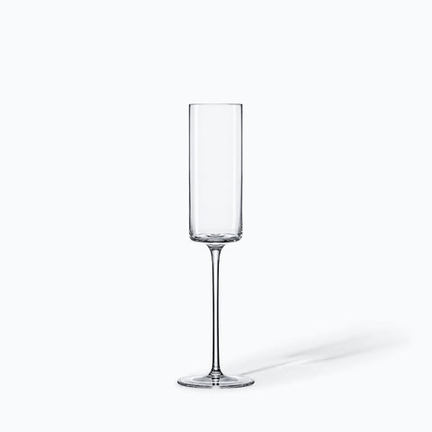 La flûte à champagne Chandelle seule sur fond blanc, avec son ombre portée