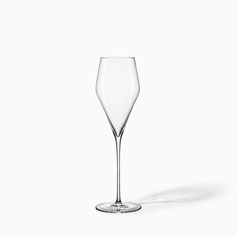 Verre à champagne Oriflamme, coupe tulipe en cristal et tige colorée, seul sur fond blanc avec ombre portée