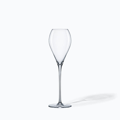 La flûte à champagne Navette seule sur fond blanc, avec son ombre portée