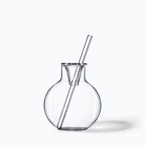 Verre à cocktail Siphon sphérique avec paille en verre, seul sur fond blanc avec ombre portée