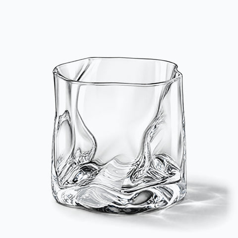 Joli Verre à Whisky, avec son ombre portée, sur fond blanc