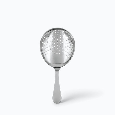 Julep strainer Cuilleron seul sur fond blanc avec son ombre portée