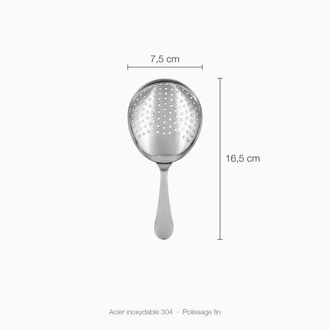 Julep strainer Cuilleron sur fond blanc, cote de hauteur de 16,5 cm