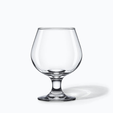 Mini Verre à Cognac, avec son ombre portée, sur fond blanc