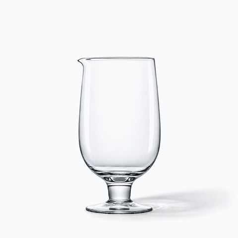 Mixing glass à martini Lanterne en cristal transparent, seul sur fond blanc avec ombre portée