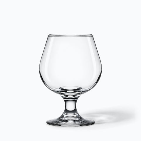 Petit Verre à Cognac, avec son ombre portée, sur fond blanc