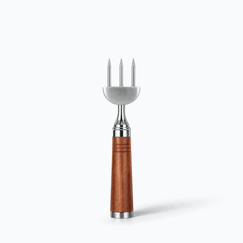 Pic à glace trois pointes Trident seul sur fond blanc, manche cylindrique en bois verni, ombre portée
