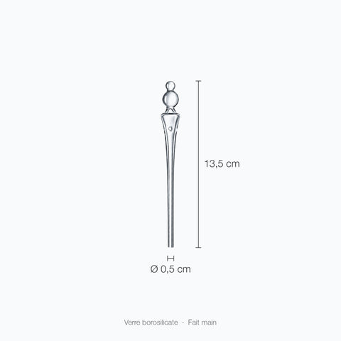 Pipette pour rhum Fleuron cotée sur fond blanc : hauteur 13,5 cm, diamètre de la base 0,5 cm