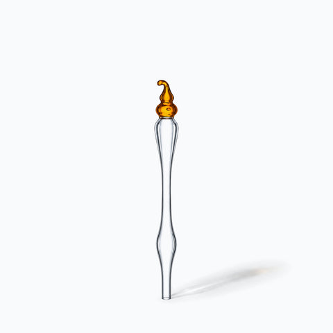 La pipette à whisky Miel seule sur fond blanc, ombre portée