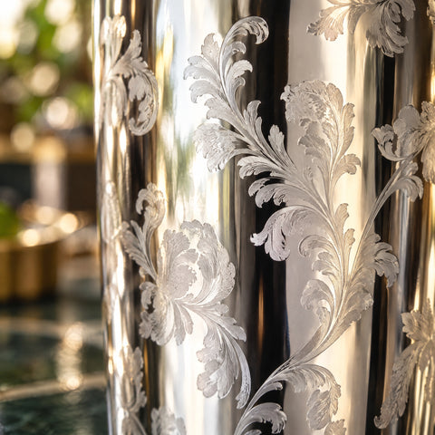Gros plan sur la gravure mate de la timbale du shaker à cocktail Ramage, volutes et feuilles sur inox poli miroir