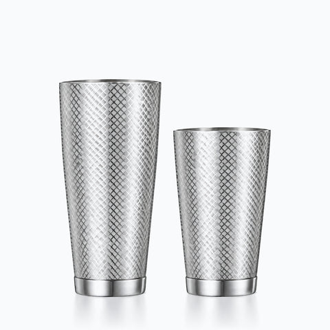Shaker inox à quadrillage losangé, timbale conique en acier poli sur fond clair