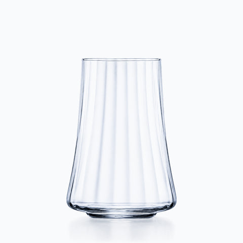 Tumbler highball en cristal transparent, haute colonne cannelée, base étroite, sur fond clair