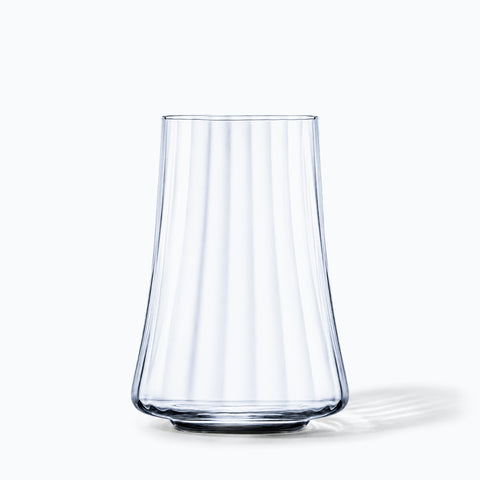 Tumbler highball Falaise en cristal cannelé seul sur fond blanc, ombre portée