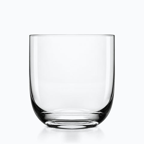 Tumbler old fashioned en cristal transparent, corps galbé à fond arrondi, vu de face sur fond clair