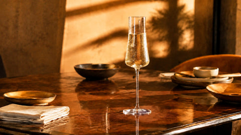 Verre à champagne Verasco : flûte élancée en cristal sur table dressée élégante, champagne doré aux fines bulles, collection verrerie premium