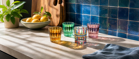 Verre à eau Collection | Verre à eau original coloré Verasco en cristal taillé, ensemble de verres multicolores sur un plan de travail avec crédence en zellige bleu