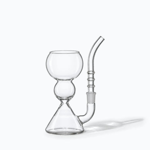 Verre à cocktail Armoise et sa paille en verre courbe amovible, seul sur fond blanc avec ombre portée