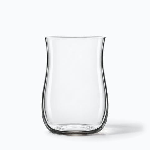 Verre à bière tulipe Cintré seul sur fond blanc avec ombre portée