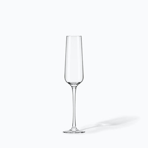 Verre à Champagne Cristal, avec son ombre portée, sur fond blanc