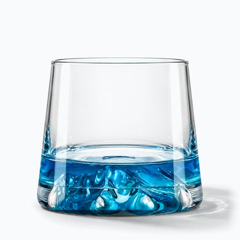 Verre à Cocktail Bleu, avec son ombre portée, sur fond blanc