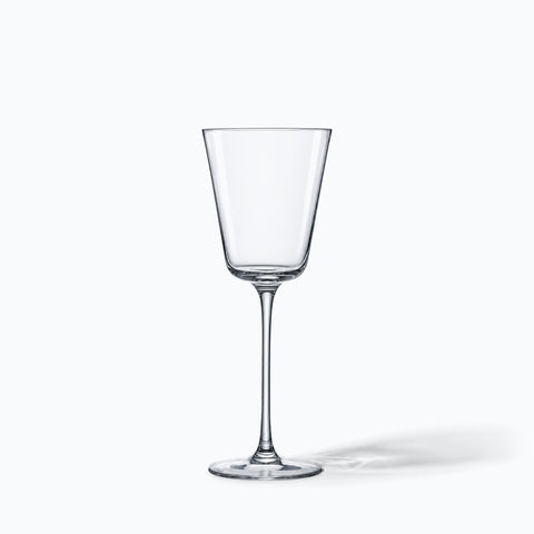 Verre à cocktail conique à pied Trémie seul sur fond blanc avec son ombre portée