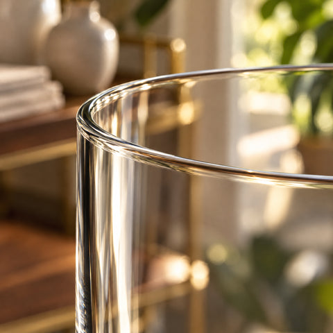 Gros plan à contre-jour sur le buvant fin du verre à cocktail Vigie, paroi droite et lisse sous le bord