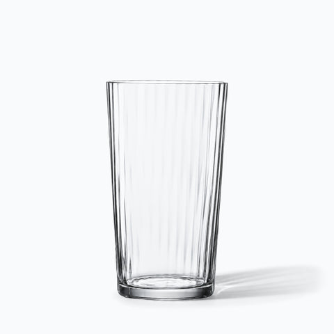 Verre à cocktail Écorce seul sur fond blanc, ombre portée