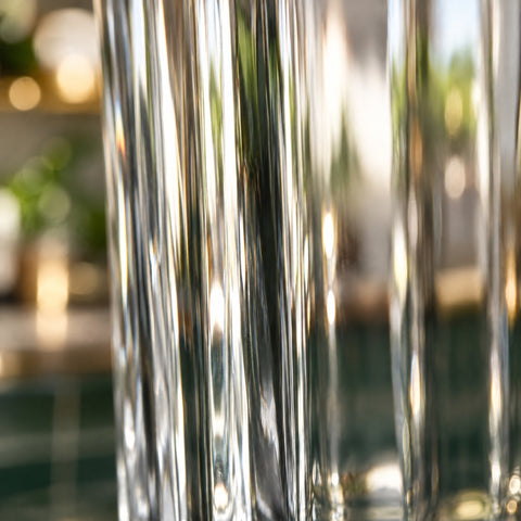 Gros plan à contre-jour sur la paroi côtelée du verre à cocktail Écorce, côtes en lignes claires et creux sombres