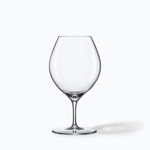 Verre à vin Éveil en cristal transparent, panse ronde, seul sur fond blanc avec ombre portée