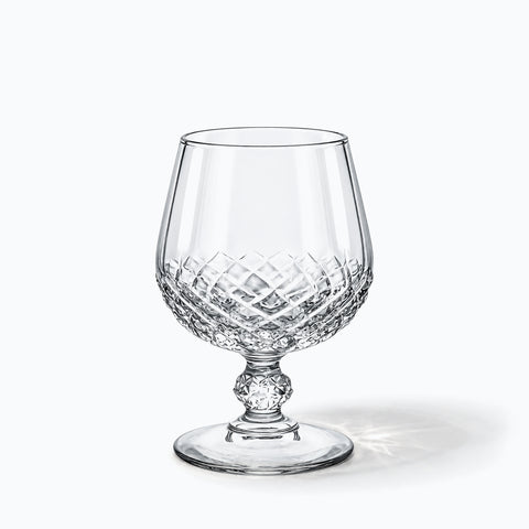 Verre à Cognac Ciselé, avec son ombre portée, sur fond blanc