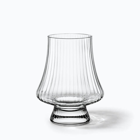 Verre à Digestif Rhum, avec son ombre portée, sur fond blanc