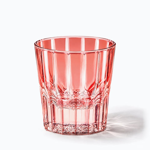 Verre à Eau Coloré, avec son ombre portée, sur fond blanc