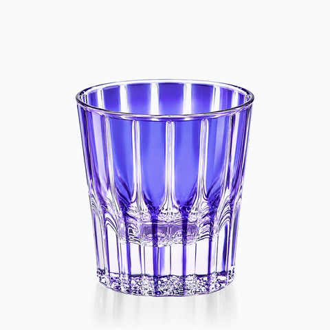 Verre à Eau Coloré, couleur bleu, sur fond blanc