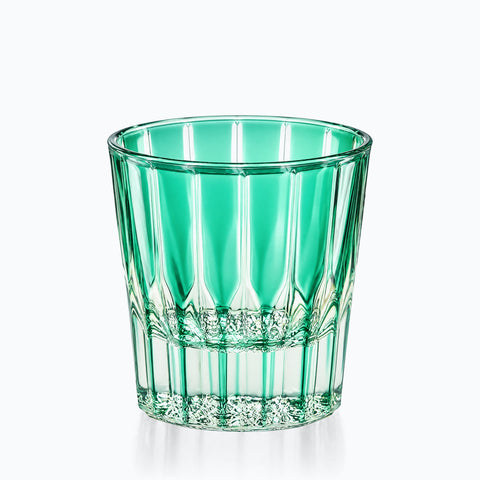 Verre à Eau Coloré, couleur vert, sur fond blanc