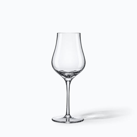 Verre à eau de vie Bouquet à coupe tulipe sur jambe fine, seul sur fond blanc avec ombre portée