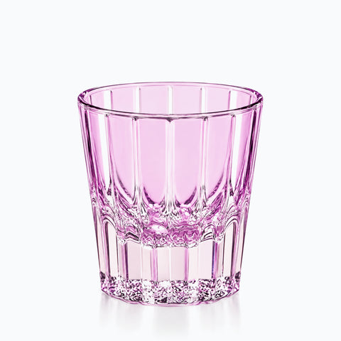 Verre à Eau Rose, sur fond blanc
