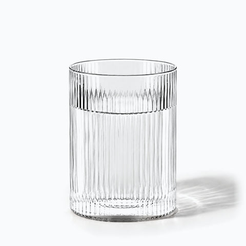 Verre à Eau Strié, avec son ombre portée, sur fond blanc