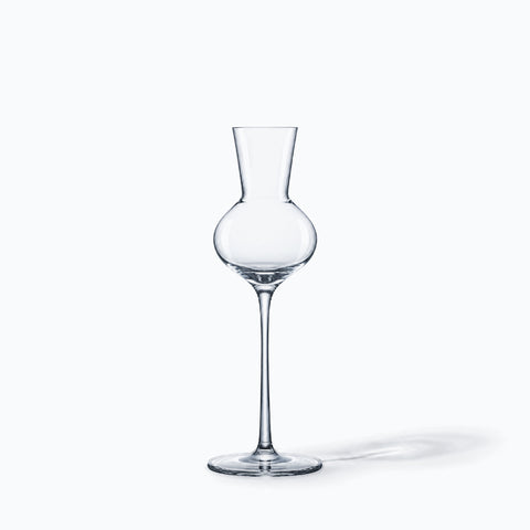 Verre à grappa Globe seul sur fond blanc avec ombre portée