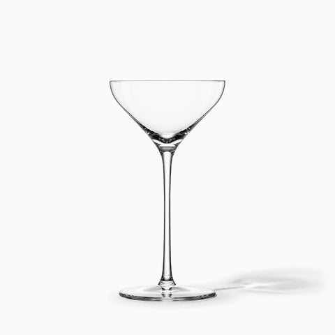 Verre à manhattan Inflexion seul sur fond blanc avec son ombre portée