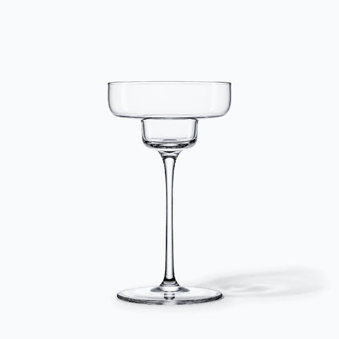 Verre à margarita Semplice à large coupe évasée seul sur fond blanc, ombre portée